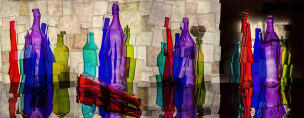 Collage astratto con bottiglie colorate su una superficie riflettente - Foto, immagini