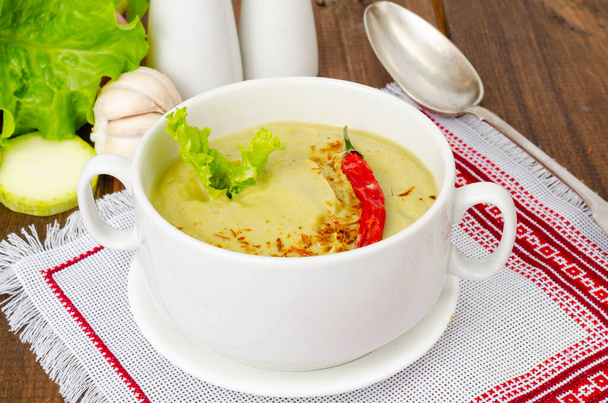 スパイシーな菜食主義者の純粋なスープ緑の色、健康的な食事。スタジオ写真 - 写真・画像