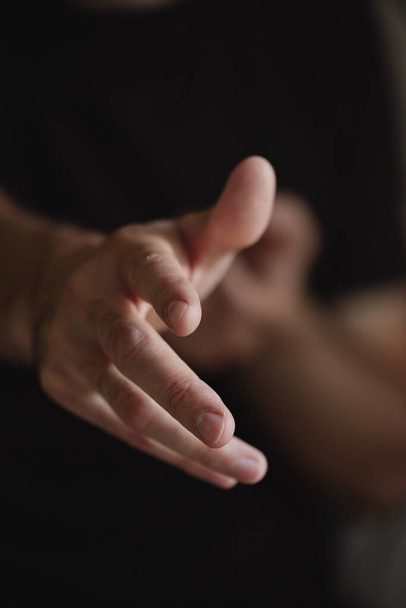 Τα αρσενικά χέρια δείχνουν διαφορετικές κινήσεις των χεριών. - Φωτογραφία, εικόνα