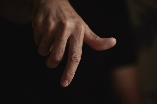 Мужские руки показывают различные жесты движения рук
. - Фото, изображение