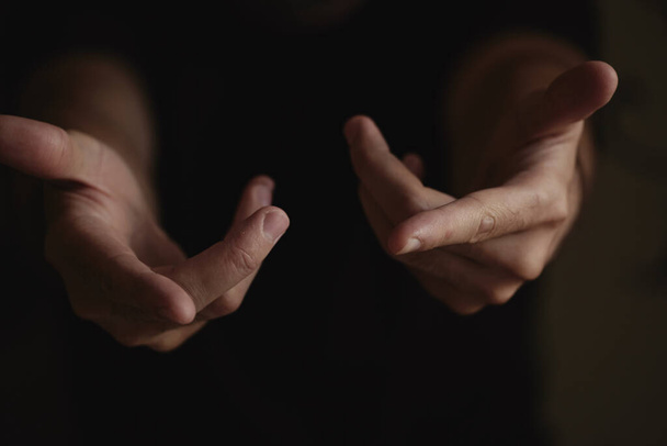 Mani maschili mostrano diversi gesti movimenti della mano. - Foto, immagini