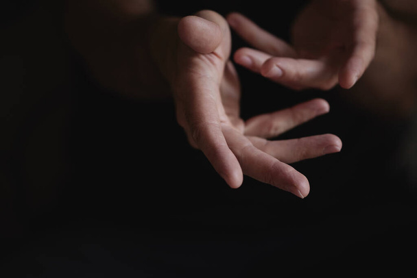 Mužské ruce ukazují různá gesta pohyby rukou. - Fotografie, Obrázek