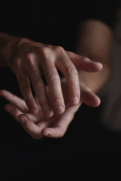 A férfi kezek különböző kézmozdulatokat mutatnak.. - Fotó, kép