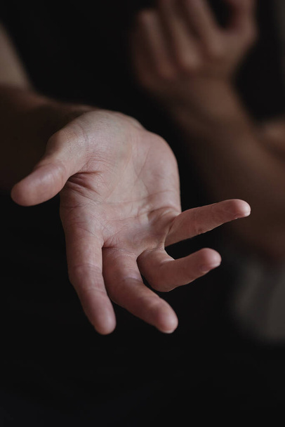 Erkek elleri farklı el hareketleri gösterir.. - Fotoğraf, Görsel