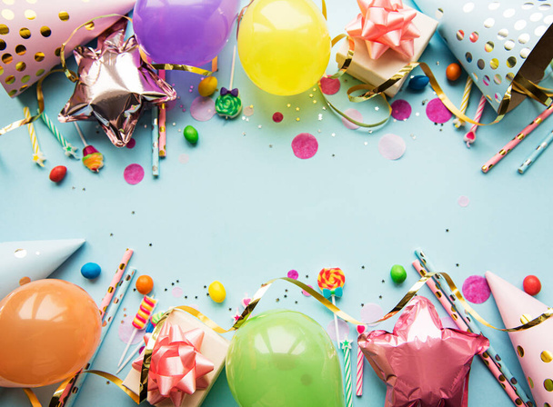 Happy birthday or party background.  Flat Lay wtih birthday balloons , confetti and ribbons on blue background. Top View.  Copy space. - Foto, Bild