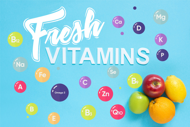 Olgun meyvelerin ve mavi arkaplanda taze vitamin resimlerinin en üst görüntüsü - Fotoğraf, Görsel