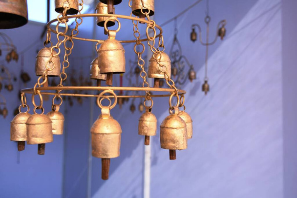 Elementy dekoracji wnętrz, dzwoneczek wiszący na ścianie w White Dessert, Dorado, Kutch, Gujarat, Indie - Zdjęcie, obraz