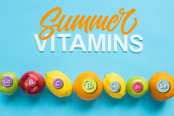 κορυφή άποψη των ώριμων φρούτων σε γραμμή και το καλοκαίρι βιταμίνες απεικόνιση σε μπλε φόντο - Φωτογραφία, εικόνα