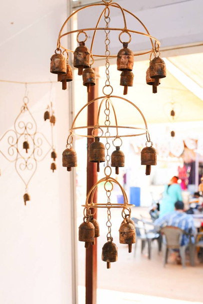 Предметы домашнего убранства, небольшой колокол, висящий на стене в White Dessert, Dorado, Fechch, Гуджарат, Индия - Фото, изображение