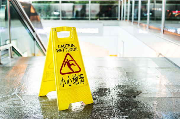 Sinal mostrando aviso de cautela piso molhado
 - Foto, Imagem