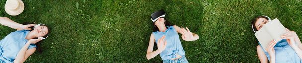 Çekici kadın kolajı çimenlerin üzerinde uzanıyor, müzik dinliyor ve VR kullanıyor.  - Fotoğraf, Görsel