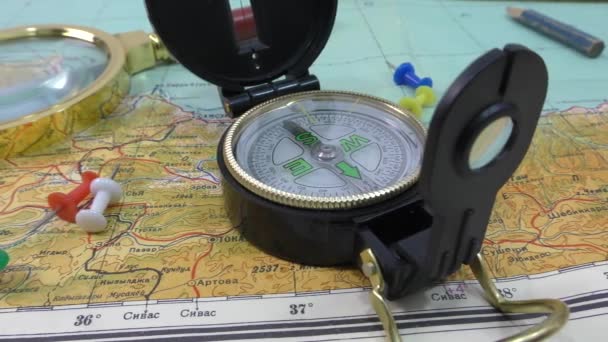 Kompas magnetyczny, w którym jest używany jako narzędzie nawigacyjne, i mapa są potrzebne do budowy trasy lub orientacji. - Materiał filmowy, wideo