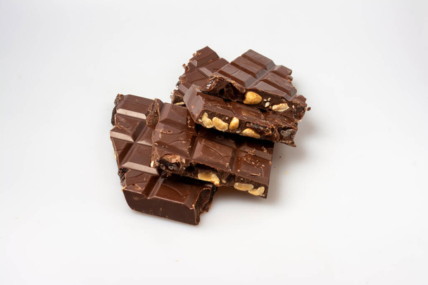 bonbons colorés, biscuits aux pépites de chocolat et table de chocolat - Photo, image
