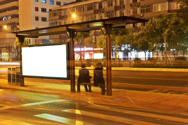 cartellone nella stazione di notte
 - Foto, immagini