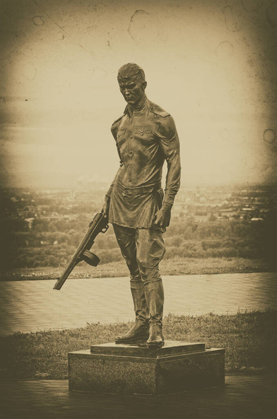 Um monumento ao guerreiro - o vencedor. a memória da Segunda Guerra Mundial. Fotografia Artificialmente envelhecida em preto e branco
 - Foto, Imagem