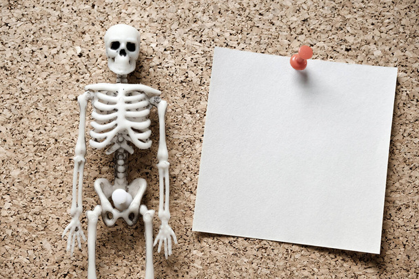 Csontváz és matrica jegyzetek egy hívást, hogy vissza a pénzt. gyűjtők megfélemlítik a hitelfelvevőt - Fotó, kép