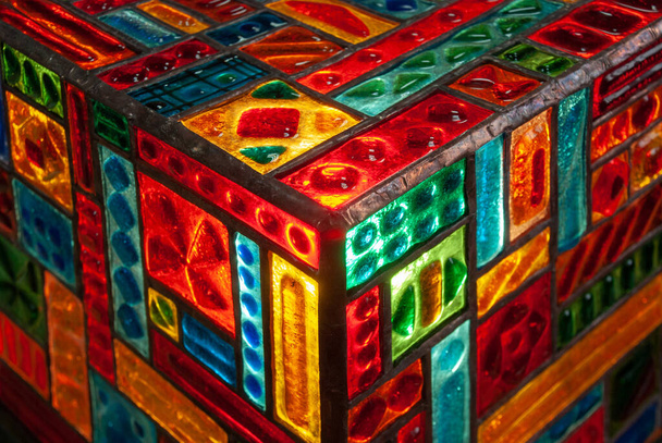 Finestra multicolore in vetro colorato con un motivo astratto di colori vivaci - Foto, immagini