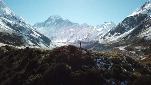 Vista aérea de la gente que explora el valle y el lago Hooker, Nueva Zelanda
 - Imágenes, Vídeo