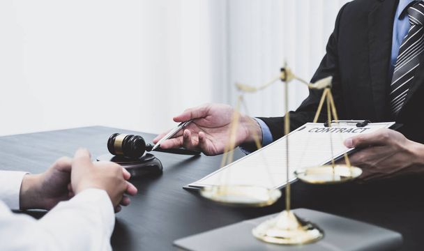 Mužský právník poskytuje služby konzultovat obchodní spor s podnikatelem. - Fotografie, Obrázek