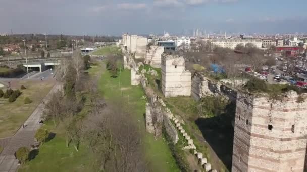 Stěny Konstantinopole. Letecký pohled na antickou městskou obranu v Istanbulu, Turecko - Záběry, video