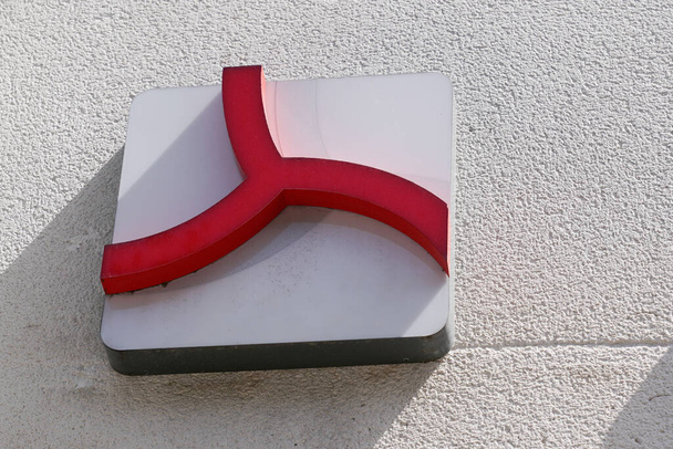 Bordéus, Aquitânia / França - 07 06 2020: sinal de mutuel de crédito e logotipo da cruz vermelha na agência de escritórios bancários na rua
 - Foto, Imagem