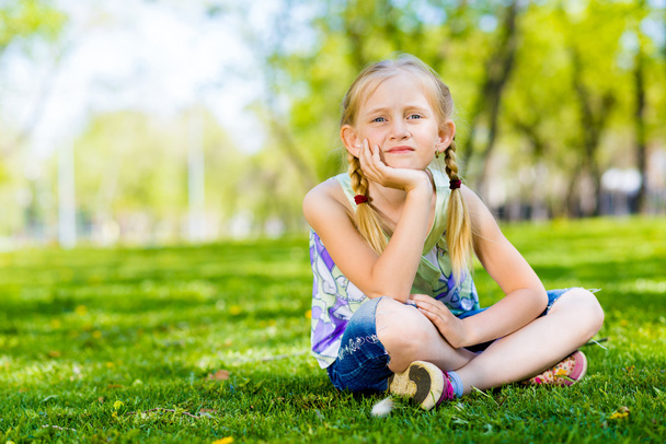 Girl in a summer park - Foto, immagini