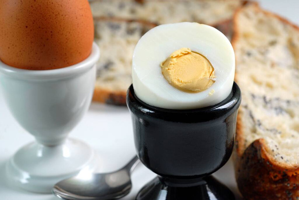 Huevo duro en una taza de huevo de cerca
 - Foto, Imagen