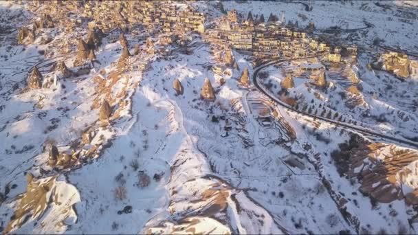 Krajobraz Zimowy w Kapadocji, Turcja. Widok z lotu ptaka na miasto Uchisar i domy - Materiał filmowy, wideo