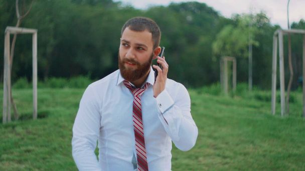 Attractive businessman talikng on the mobile phone - Foto, afbeelding