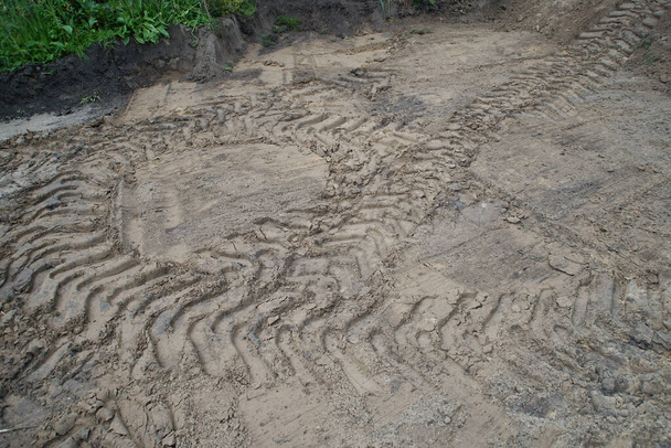 sable avec traces de pneus dans la cour pendant la construction - Photo, image