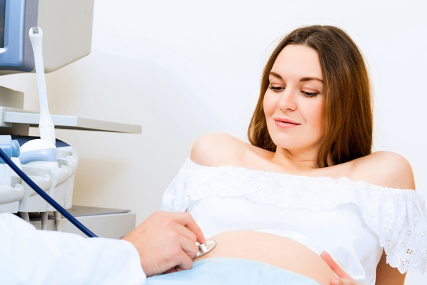Donna incinta alla reception dal medico
 - Foto, immagini