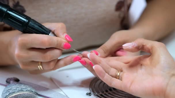 Utilisation stylo portable forme perceuse à ongles électrique art salon manucure lime pédicure outil polissage pour son client - Séquence, vidéo