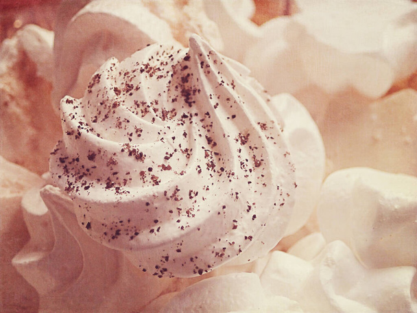 mooie kleine smakelijke witte meringues op een bord in close-up - Foto, afbeelding