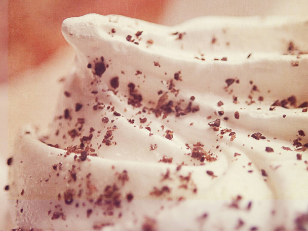 mooie kleine smakelijke witte meringues op een bord in close-up - Foto, afbeelding