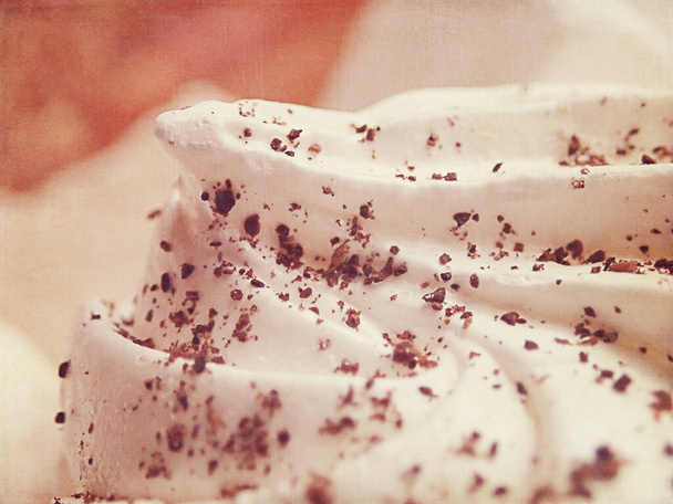 schöne kleine appetitliche weiße Baiser auf einem Teller in Großaufnahme - Foto, Bild