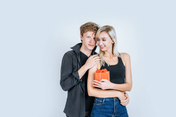Ritratto di felice giovane coppia amore insieme sorpresa con scatola regalo in studio - Foto, immagini