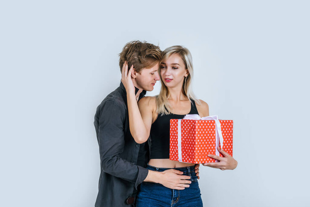 Πορτρέτο του ευτυχισμένου ζευγαριού αγάπη μαζί έκπληξη με κουτί δώρου στο στούντιο - Φωτογραφία, εικόνα