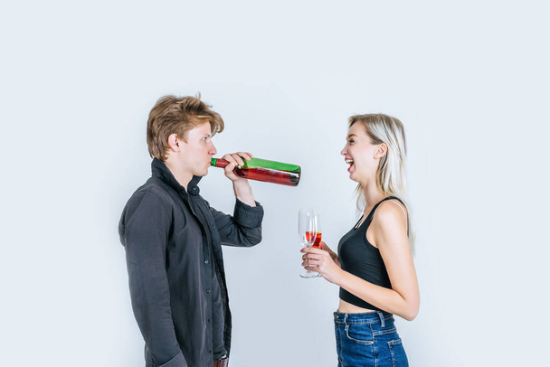Retrato de jovem casal feliz bebendo vinho no estúdio
 - Foto, Imagem