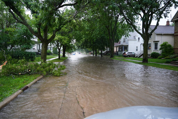 Фонд дю Лак, Вісконсин / США - 10 липня 2020 року: Громадяни Фонду дю Лак проїжджають через затоплені вулиці в своїх транспортних засобах з величезного спаду дощу вдень в липні 2020 року. - Фото, зображення