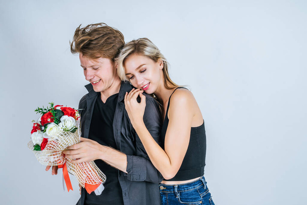 Retrato de feliz pareja joven amor junto con la flor en el estudio
 - Foto, imagen