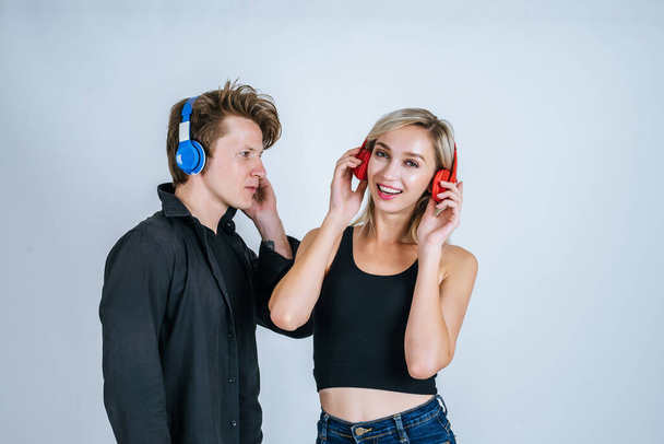 szczęśliwy młody para w słuchawki słuchanie muzyki w studio - Zdjęcie, obraz