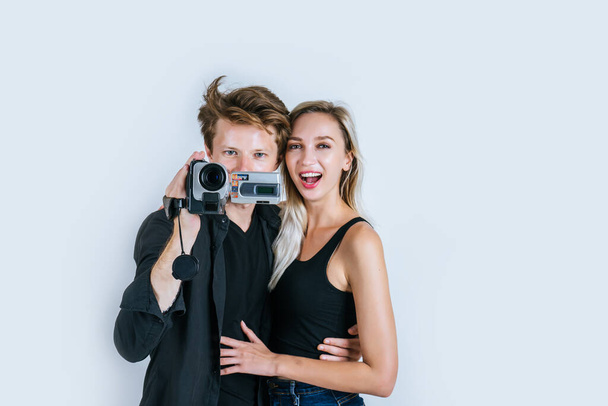 ビデオカメラとレコードクリップビデオを保持しているカップルの幸せな肖像 - 写真・画像