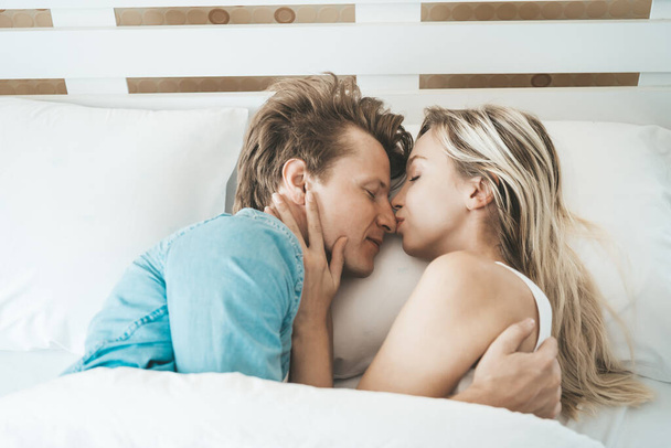 Szczęśliwa para bawiąca się razem w sypialni - Zdjęcie, obraz