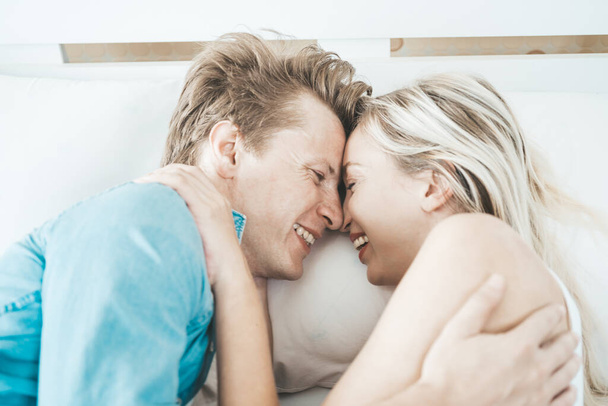 Счастливая пара играет вместе в спальне
 - Фото, изображение