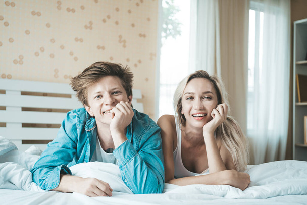 Happy Couple Playing together in the bedroom - Fotografie, Obrázek