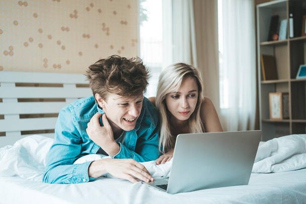 Happy couple Using laptop computer on the bed - Φωτογραφία, εικόνα