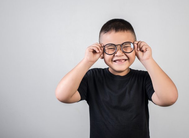 Смішний хлопчик геній одягнений в окуляри в студійний знімок
 - Фото, зображення