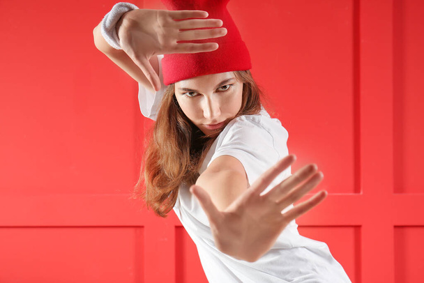 Красива жіноча хіп-хоп танцівниця на кольоровій стіні
 - Фото, зображення