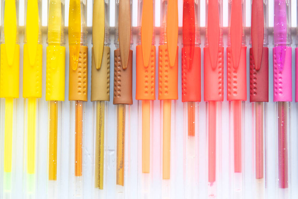 padrão de canetas de gel colorido em um fundo branco - Foto, Imagem