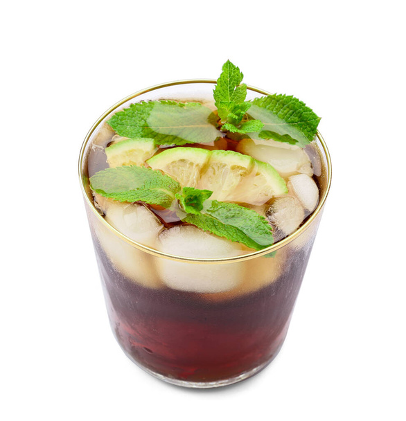 Szklanka smacznego koktajlu Cuba Libre na białym tle - Zdjęcie, obraz